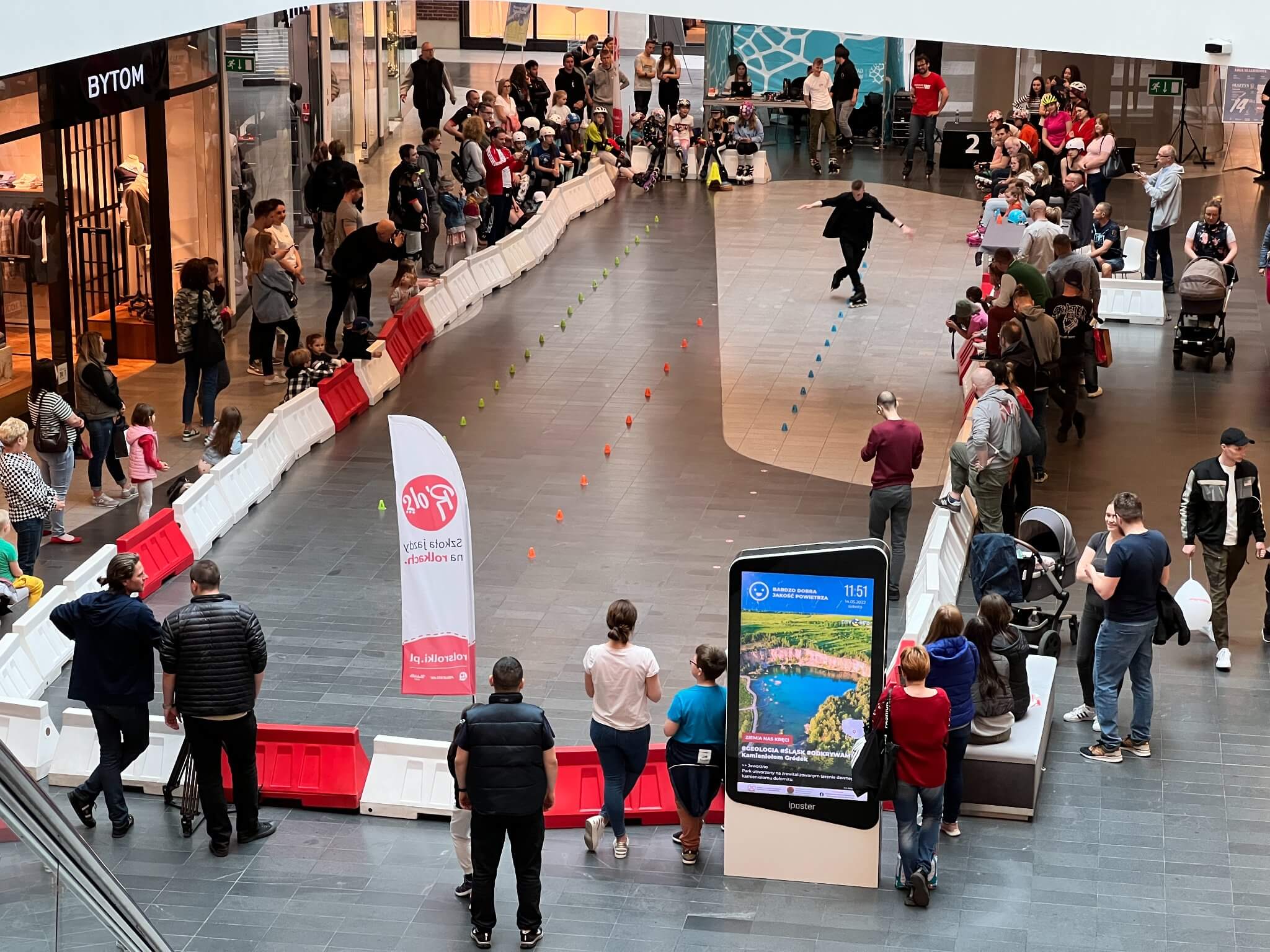 Zawody slalomowe w Galerii OlsztynZawody rolkarskie w Olsztynie