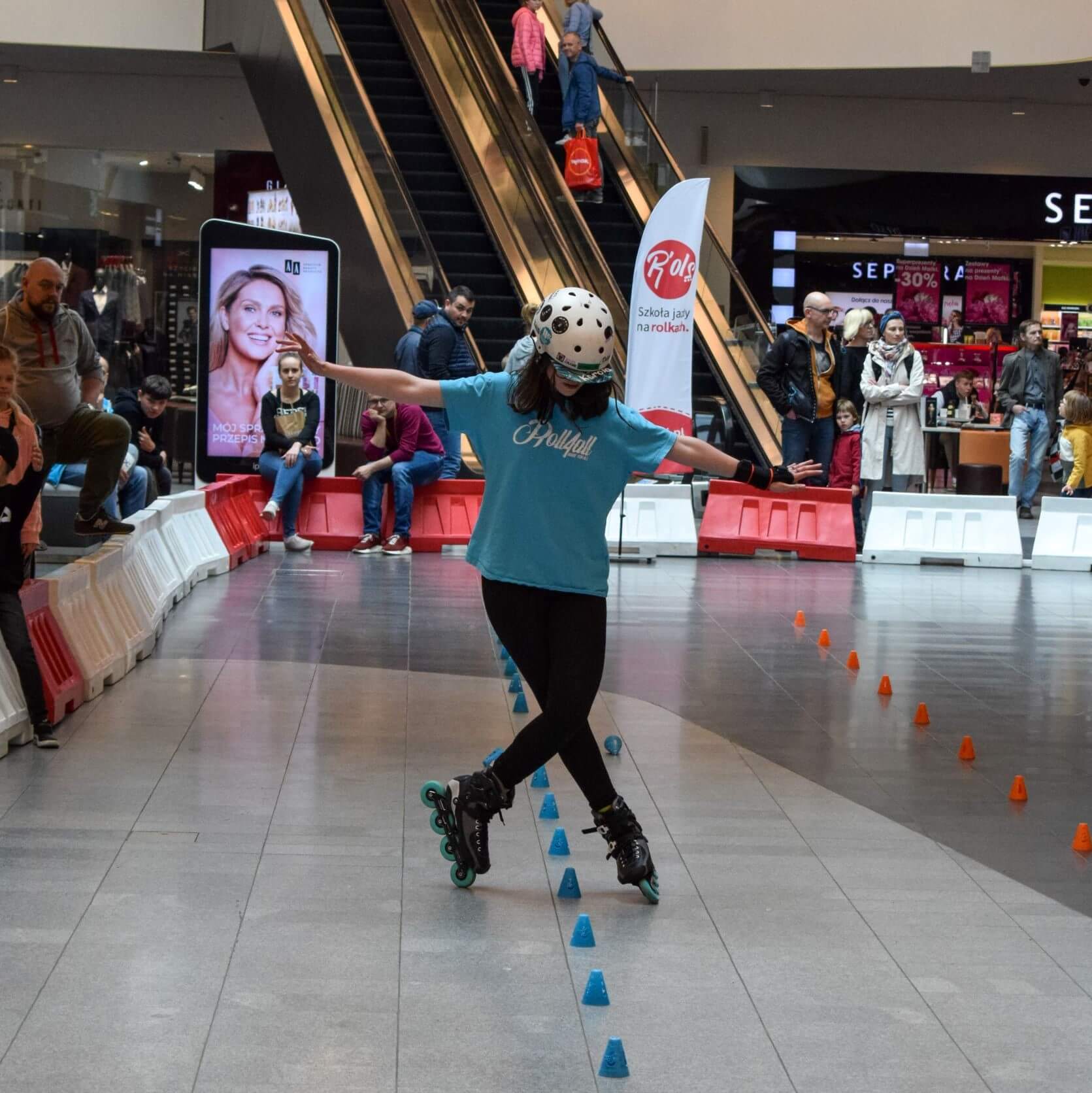 Zawodnicy na zawodach rolkarskich w Galerii Warmińskiej