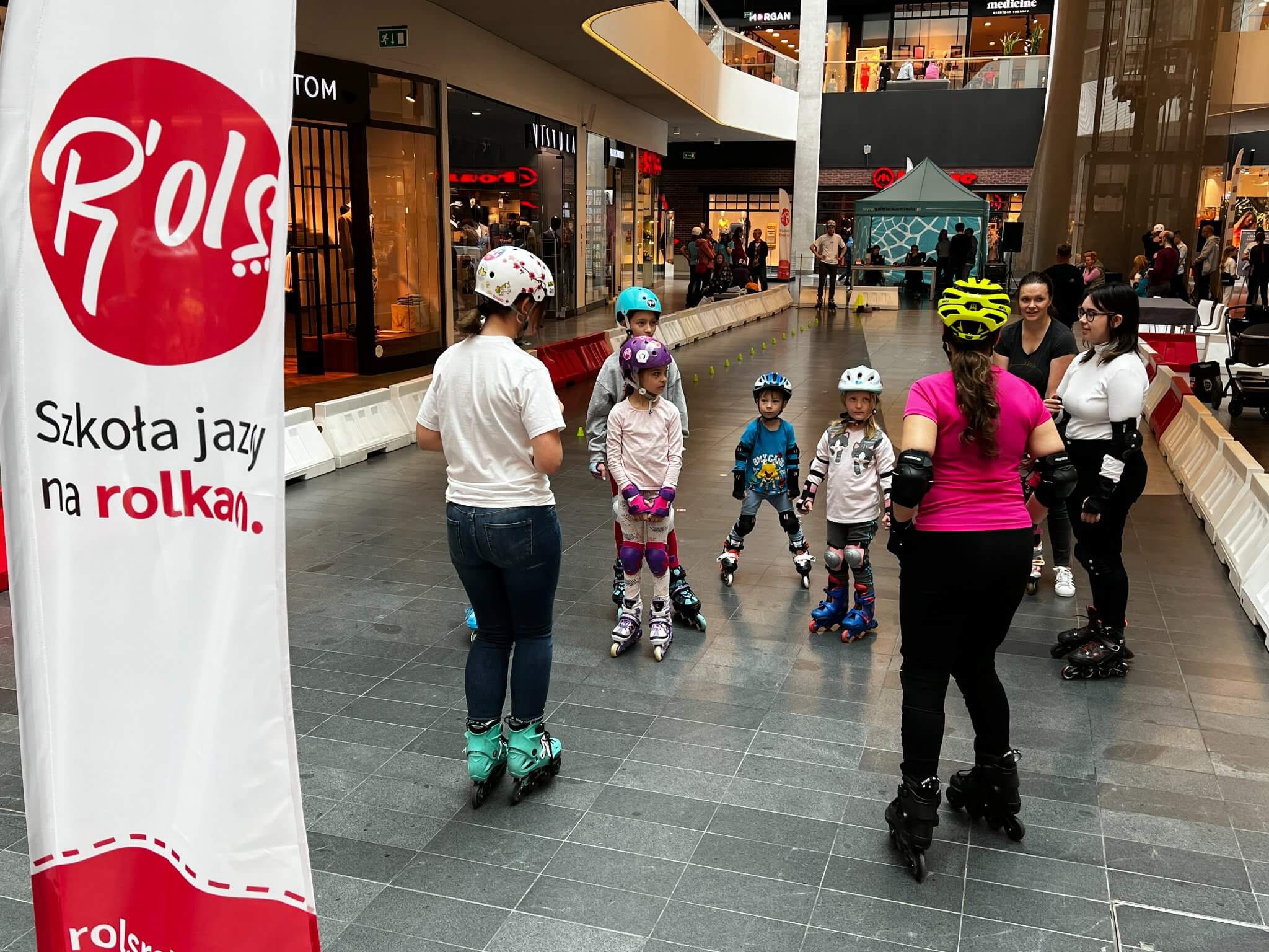 Nauka jazdy na rolkach w Galerii Warmińskiej